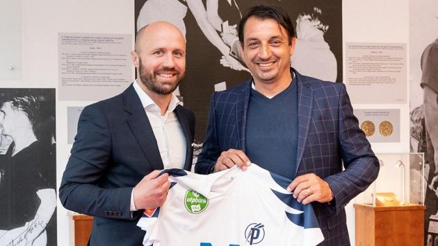 Slovenský kouč Zsolt Hornyák (vpravo) se upsal maďarskému klubu Puskás Akadémia FC. Slovenský kouč Zsolt Hornyák (vpravo) se upsal maďarskému klubu Puskás Akadémia FC.