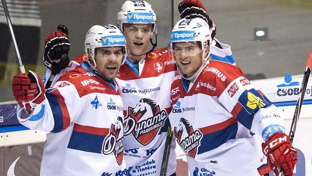 Hokejisté Pardubic (zleva) Tomáš Rolinek, Patrik Poulíček a Martin Štajnoch se radují z gólu. Hokejisté Pardubic (zleva) Tomáš Rolinek, Patrik Poulíček a Martin Štajnoch se radují z gólu.