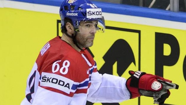 Jaromír Jágr se raduje z gólu. Dole je italský brankář Daniel Bellissimo. Jaromír Jágr se raduje z gólu. Dole je italský brankář Daniel Bellissimo.