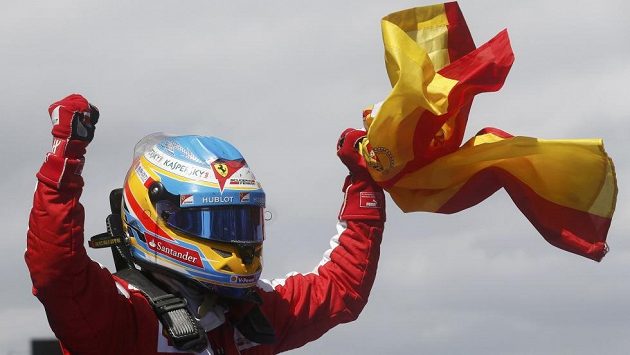 Pilot stáje Ferrari Fernando Alonso slaví triumf v domácí Grand Prix Španělska. Pilot stáje Ferrari Fernando Alonso slaví triumf v domácí Grand Prix Španělska.