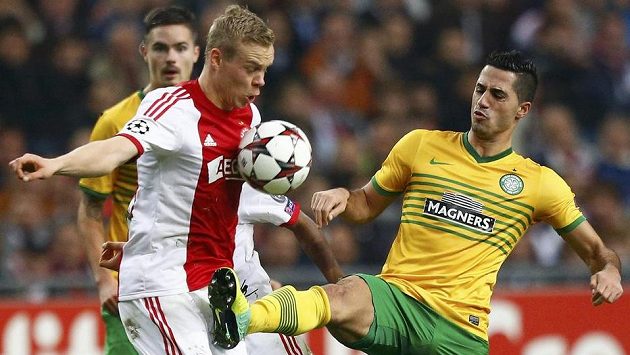 Islandský kanonýr Kolbeinn Sigthorsson (vlevo) válí v dresu Ajaxu Amsterdam v Lize mistrů, na snímku v souboji s Beramem Kayalem z Celtiku. Islandský kanonýr Kolbeinn Sigthorsson (vlevo) válí v dresu Ajaxu Amsterdam v Lize mistrů, na snímku v souboji s Beramem Kayalem z Celtiku.