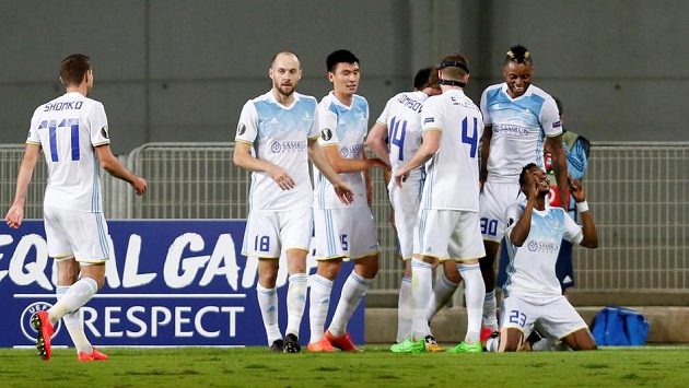 Fotbalisté Astany se radují z branky, kterou vstřelil Patrick Twumasi (klečí). Fotbalisté Astany se radují z branky, kterou vstřelil Patrick Twumasi (klečí).