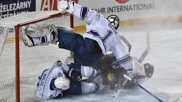 Kolize v brankovišti Komety. Zleva obránce Komety Tomáš Malec, brankář Marek Čiliak a útočník Sparty Curtis Hamilton. Kolize v brankovišti Komety. Zleva obránce Komety Tomáš Malec, brankář Marek Čiliak a útočník Sparty Curtis Hamilton.
