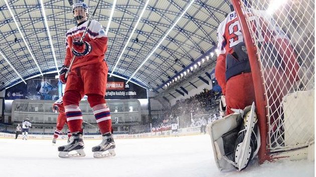 Český brankář Jiří Patera (vpravo) nedosáhl na střelu Aarneho Talvitieho (není na snímku) a Finové se dostali do vedení 5:1. Nakonec úřadující mistři světa zvítězili 6:5 v prodloužení. Český brankář Jiří Patera (vpravo) nedosáhl na střelu Aarneho Talvitieho (není na snímku) a Finové se dostali do vedení 5:1. Nakonec úřadující mistři světa zvítězili 6:5 v prodloužení.