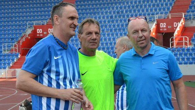 Internacionál Miroslav Kadlec (vpravo) s brankářem mistrovských Vítkovic z roku 1986 Jaroslavem Zápalkou a někdejším spoluhráčem z Vítkovic Jiřím Bartlem (vlevo). Internacionál Miroslav Kadlec (vpravo) s brankářem mistrovských Vítkovic z roku 1986 Jaroslavem Zápalkou a někdejším spoluhráčem z Vítkovic Jiřím Bartlem (vlevo).