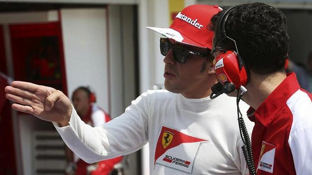Jsme prostě pomalí, vysvětluje Fernando Alonso technikům Ferrari. Jsme prostě pomalí, vysvětluje Fernando Alonso technikům Ferrari.