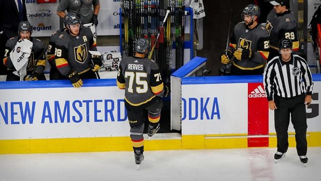 Ryan Reaves z Vegas opouští ledovou plochu poté, co mu byl udělet trest do konce zápasu za zákrok na vancouverského Tylera Motteho. Ryan Reaves z Vegas opouští ledovou plochu poté, co mu byl udělet trest do konce zápasu za zákrok na vancouverského Tylera Motteho.