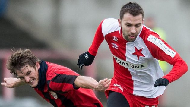 Zimní posila Slavie Praha záložník Josef Hušbauer (vpravo) během přípravného utkání s Chrudimí. Zimní posila Slavie Praha záložník Josef Hušbauer (vpravo) během přípravného utkání s Chrudimí.