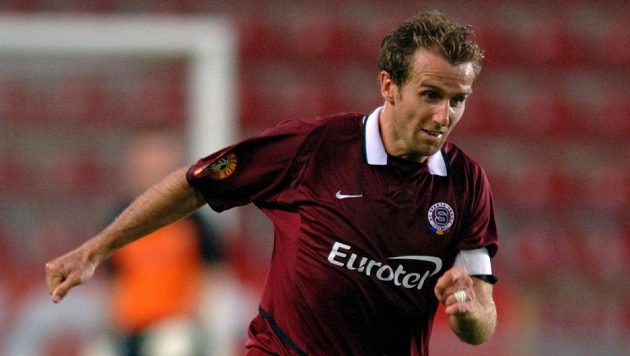 Karel Poborský ze Sparty během přípravného utkání s Norimberkem v červenci 2005 v Praze. Karel Poborský ze Sparty během přípravného utkání s Norimberkem v červenci 2005 v Praze.