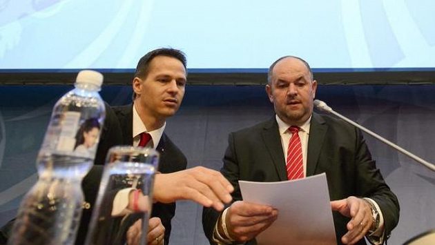 Předseda Fotbalové asociace České republiky (FAČR) Miroslav Pelta (uprostřed) a generální sekretář FAČR Rudolf Řepka (vlevo). Předseda Fotbalové asociace České republiky (FAČR) Miroslav Pelta (uprostřed) a generální sekretář FAČR Rudolf Řepka (vlevo).