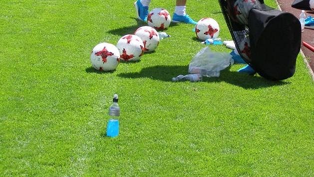 Brankář Lukáš Zima uklízí míče po tréninku na soustředění v Rakousku. Brankář Lukáš Zima uklízí míče po tréninku na soustředění v Rakousku.