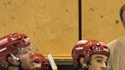 Trenér Klagenfurtu Kevin Primeau se svými svěřenci. Trenér Klagenfurtu Kevin Primeau se svými svěřenci.