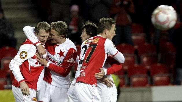 Radost fotbalistů Slavie po zásahu Stanislava Vlčka do sítě Budějovic. Radost fotbalistů Slavie po zásahu Stanislava Vlčka do sítě Budějovic.