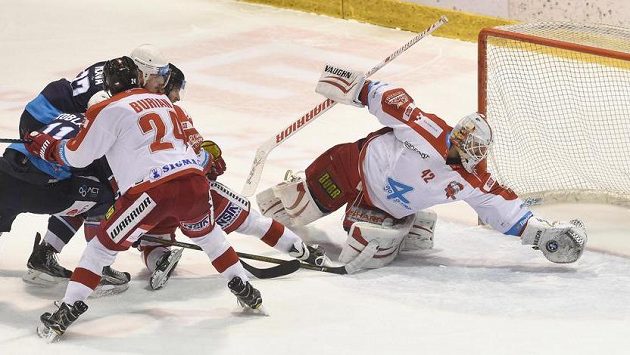 Zásah brankáře Olomouce Branislava Konráda v utkání s Chomutovem. Zásah brankáře Olomouce Branislava Konráda v utkání s Chomutovem.