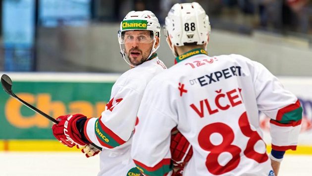 Forvardi Slavie Petr Vampola a Filip Vlček během zápasu s Kladnem. Forvardi Slavie Petr Vampola a Filip Vlček během zápasu s Kladnem.