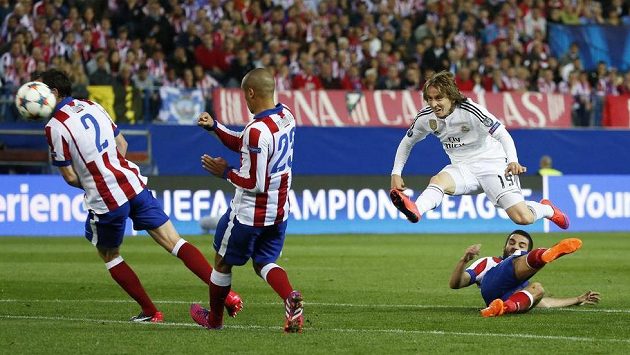 Luka Modrič z Realu pálí na branku Atlétika Madrid. Luka Modrič z Realu pálí na branku Atlétika Madrid.
