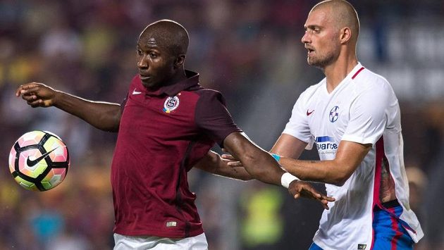 Kehinde Fatai ze Sparty Praha (vlevo) a Bojan Golubovič z Bukurešti. Kehinde Fatai ze Sparty Praha (vlevo) a Bojan Golubovič z Bukurešti.