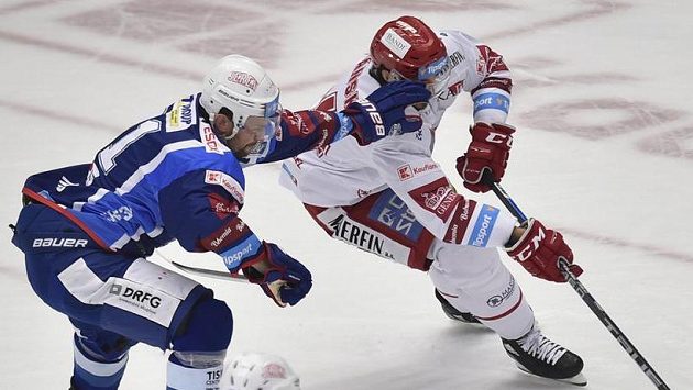 Třinecký útočník Matěj Stránský (vpravo) v souboji s Tomášem Malcem z Brna. Třinecký útočník Matěj Stránský (vpravo) v souboji s Tomášem Malcem z Brna.