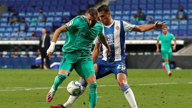 Francouzský fotbalový útočník Realu Madrid Karim Benzema (vlevo) přihrává na jediný gól utkání 32. kola La Ligy proti Espanyolu. Francouzský fotbalový útočník Realu Madrid Karim Benzema (vlevo) přihrává na jediný gól utkání 32. kola La Ligy proti Espanyolu.