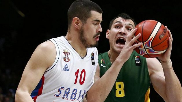 Jonas Mačiulis (vpravo) z Litvy zkouší přejít pod koš přes Srba Nikolu Kaliniče. Jonas Mačiulis (vpravo) z Litvy zkouší přejít pod koš přes Srba Nikolu Kaliniče.