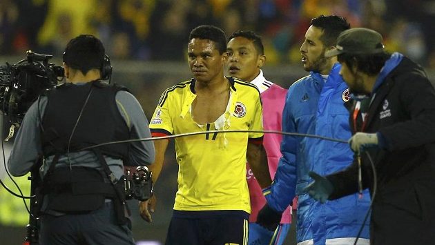 Kolumbijec Carlos Bacca s roztrženým dresem po utkání v rámci turnaje Copa América. Kolumbijec Carlos Bacca s roztrženým dresem po utkání v rámci turnaje Copa América.