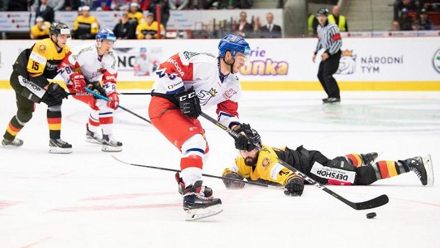 Ondřej Beránek z Česka a Dominik Bittner z Německa během utkání Euro Hockey Challenge. Ondřej Beránek z Česka a Dominik Bittner z Německa během utkání Euro Hockey Challenge.