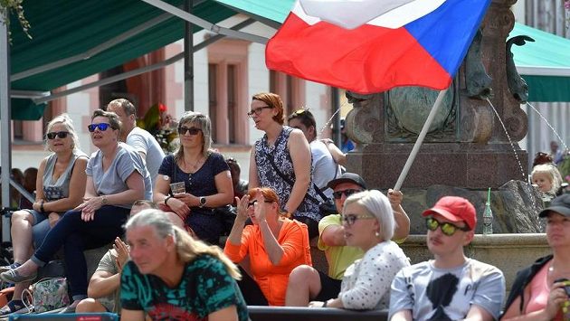 Lidé přišli 31. července 2021 fandit na Staré náměstí v Sokolově místní rodačce Markétě Vondroušové Lidé přišli 31. července 2021 fandit na Staré náměstí v Sokolově místní rodačce Markétě Vondroušové