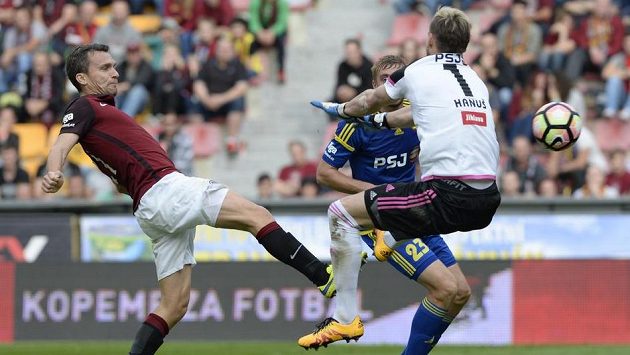 Sparťanský kanonýr David Lafata střílí gól. Vzadu jihlavský Milan Mišůn a vpravo brankář Jan Hanuš. Sparťanský kanonýr David Lafata střílí gól. Vzadu jihlavský Milan Mišůn a vpravo brankář Jan Hanuš.
