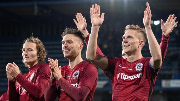 Fotbalisté Sparty (zleva) Matěj Hanousek, Václav Kadlec a Bořek Dočkal na archivním snímku děkují fanouškům po vítězství nad Plzní. Fotbalisté Sparty (zleva) Matěj Hanousek, Václav Kadlec a Bořek Dočkal na archivním snímku děkují fanouškům po vítězství nad Plzní.