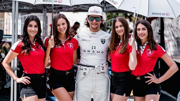Jiří Mičánek jr. v příjemné společnosti... Jiří Mičánek jr. v příjemné společnosti...