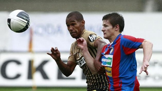 Theodor Gebre Selassie v dresu Liberce (vlevo) v souboji s plzeňským Výclavem Pilařem. Nyní se oba sešli v reprezentaci Theodor Gebre Selassie v dresu Liberce (vlevo) v souboji s plzeňským Výclavem Pilařem. Nyní se oba sešli v reprezentaci