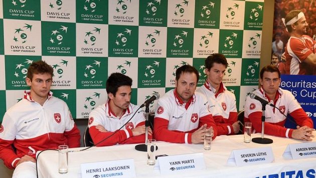Švýcarský tým ještě pohromadě na tiskové konferenci před zápasem s Belgií. Zleva Henri Laaksonen, Yann Marti, kapitán Severin Lüthi, Adrien Bossel a Michael Lammer. Švýcarský tým ještě pohromadě na tiskové konferenci před zápasem s Belgií. Zleva Henri Laaksonen, Yann Marti, kapitán Severin Lüthi, Adrien Bossel a Michael Lammer.