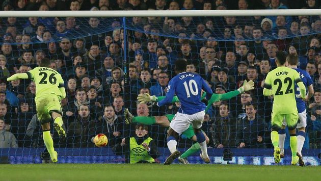 Útočník Evertonu Romelu Lukaku (č. 10) střílí gól do sítě Manchesteru City v úvodním semifinálovém duelu Ligového poháru. Útočník Evertonu Romelu Lukaku (č. 10) střílí gól do sítě Manchesteru City v úvodním semifinálovém duelu Ligového poháru.