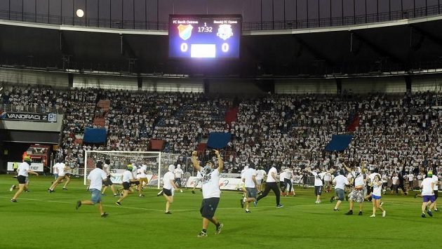 Úprk ostravských chuligánů zpět na tribunu. Úprk ostravských chuligánů zpět na tribunu.