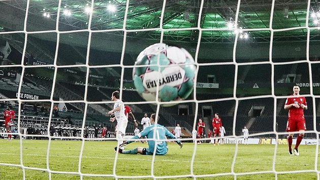 Jonas Hofmann z Borussie Mönchengladbach překonává brankáře Bayernu Manuela Neuera. Jonas Hofmann z Borussie Mönchengladbach překonává brankáře Bayernu Manuela Neuera.