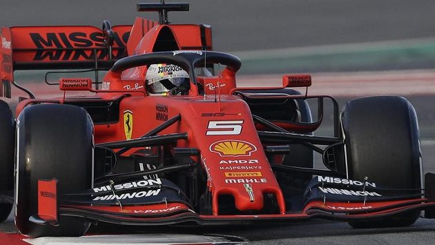 Sebastian Vettel během úvodního testovacího dne před novou sezonou formule 1 na okruhu v Barceloně. Sebastian Vettel během úvodního testovacího dne před novou sezonou formule 1 na okruhu v Barceloně.