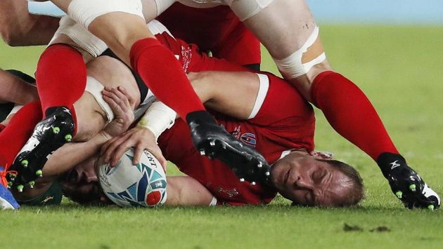 Velšan Alun Wyn Jones během semifinále s JAR. Velšan Alun Wyn Jones během semifinále s JAR.