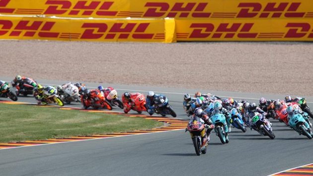 Český motocyklový jezdec Karel Hanika (v čele) chvíli na Sachseringu vedl. Český motocyklový jezdec Karel Hanika (v čele) chvíli na Sachseringu vedl.