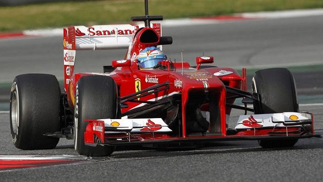 Fernando Alonso v novém monopostu Ferrari při testech v Barceloně. Fernando Alonso v novém monopostu Ferrari při testech v Barceloně.