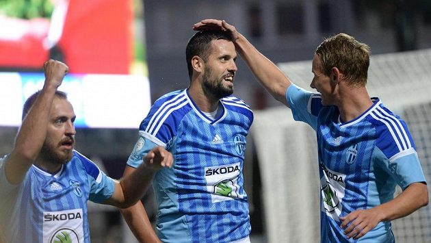 Radost fotbalistů Mladé Boleslavi: (zleva) Jiří Skalák, střelec úvodního a třetího gólu domácích Lukáš Magera a Jan Chramosta. Radost fotbalistů Mladé Boleslavi: (zleva) Jiří Skalák, střelec úvodního a třetího gólu domácích Lukáš Magera a Jan Chramosta.