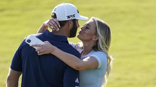 Dustin Johnson se raduje se svojí partnerkou Paulinou Gretzkou. Dustin Johnson se raduje se svojí partnerkou Paulinou Gretzkou.