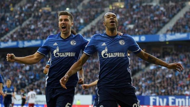 Matija Nastasič (vlevo) a Naldo ze Schalke při utkání s Hamburkem. Matija Nastasič (vlevo) a Naldo ze Schalke při utkání s Hamburkem.