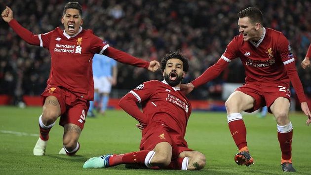 Liverpoolský střelec Mohamed Salah (usprostřed) slaví se svými spoluhráči úvodní gól proti Manchesteru City. Liverpoolský střelec Mohamed Salah (usprostřed) slaví se svými spoluhráči úvodní gól proti Manchesteru City.