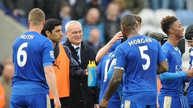 Kouč Leicesteru Claudio Ranieri (třetí zleva) se s hráči raduje z výhry nad Swansea. Kouč Leicesteru Claudio Ranieri (třetí zleva) se s hráči raduje z výhry nad Swansea.