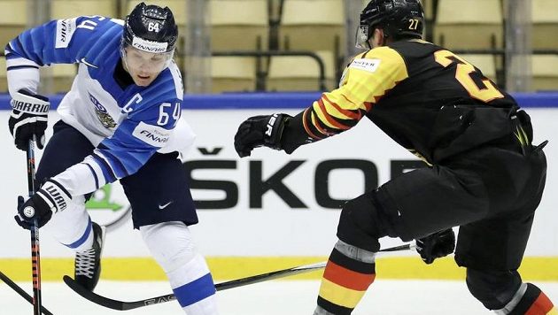 Finský šikula Mikael Granlund (vlevo) kouzlí s pukem, zastavit se ho snaží Sebastian Uvíra z Německa. Finský šikula Mikael Granlund (vlevo) kouzlí s pukem, zastavit se ho snaží Sebastian Uvíra z Německa.