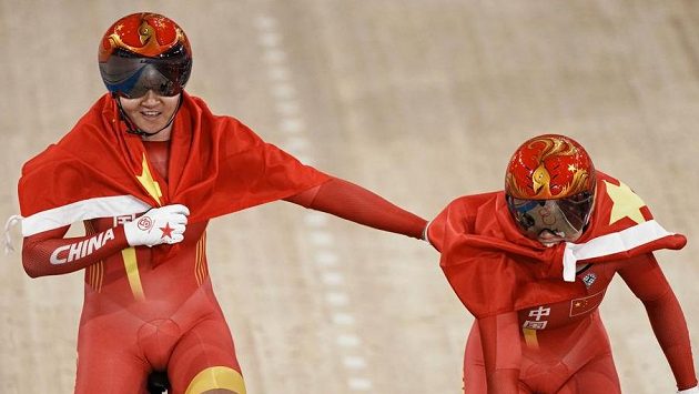 Čínské dráhařky slaví zisk zlaté olympijské medaile. Čínské dráhařky slaví zisk zlaté olympijské medaile.