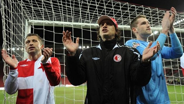 Zleva slávisté David Hubáček, trenér Martin Poustka a brankář Martin Berkovec děkují fanouškům. Zleva slávisté David Hubáček, trenér Martin Poustka a brankář Martin Berkovec děkují fanouškům.