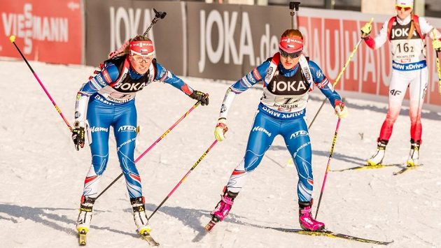 Gabriela Koukalová (vpravo) přebírá štafetu po Evě Puskarčíkové. Gabriela Koukalová (vpravo) přebírá štafetu po Evě Puskarčíkové.