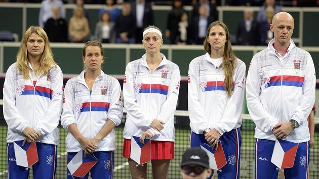 Český tým zleva Lucie Šafářová, Barbora Strýcová, Petra Kvitová, Karolína Plíšková a nehrající kapitán Petr Pála při minutě ticha za Janu Novotnou. Český tým zleva Lucie Šafářová, Barbora Strýcová, Petra Kvitová, Karolína Plíšková a nehrající kapitán Petr Pála při minutě ticha za Janu Novotnou.