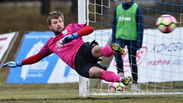 Gólman Táborska Michal Toma dostává gól z penalty od libereckého Bosančiče. Gólman Táborska Michal Toma dostává gól z penalty od libereckého Bosančiče.